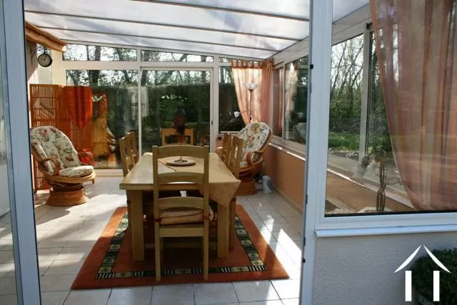 La véranda/conservatoire offre une prolongation adéquat à la propriété ; elle comprend également (à une extrémité de la propriété) l'escalier externe (qui n'est plus externe!) et qui donne accès aux deux chambres à coucher et salles de bains à l'étage.   