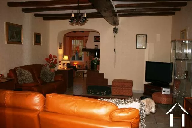Le salon avec la grande alcove.   