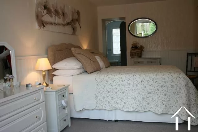La chambre à coucher principale du rez de chaussée a une salle d'exposition attenante et un dressing de plain-pied.   