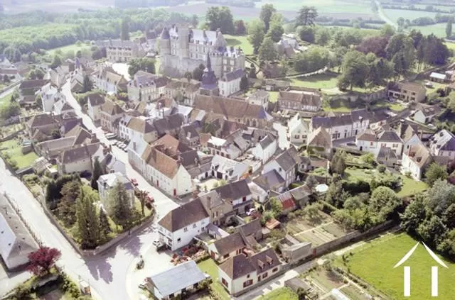 Située dans une des régions les plus pittoresques du nord de la France, la propriété est commode pour atteindre Paris, la vallée de la Loire, Chartres, et le Mans. Le village entier est un emplacement historique classifié, préservé des constructions moderne, des lignes à haute tension, etc... alors que le village est petit, il offre toujours les services essentiels comprenant une boulangerie, un bar, un restaurant, une petite épicerie, un docteur, deux banques, un bureau de poste et un salon de coiffure.   