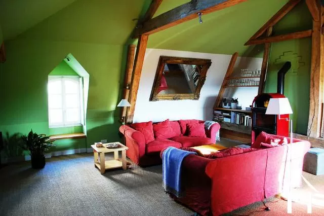 Il y a plus de 80m2 d'espace ouvert à ce niveau ; couplé aux hauts plafonds, cet appartement offre un sentiment de grandeur!  