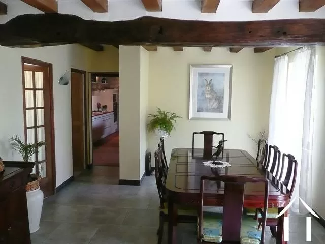 Le vestibule à manger relie la cuisine à toutes les autres pièces principales au rez-de-chaussée.   