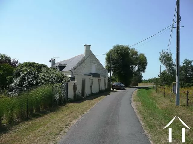 C'est la paisible ruelle de campagne qui passe à proximité de cette propriété.  