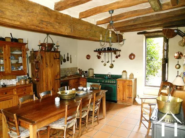 La maison de famille a un bon nombre de dispositifs traditionnels. La pièce maîtresse est la cuisine, qui a accès à la cour (à l'avant) et une petite terrasse et un jardin privés à l'arrière pour y manger.   