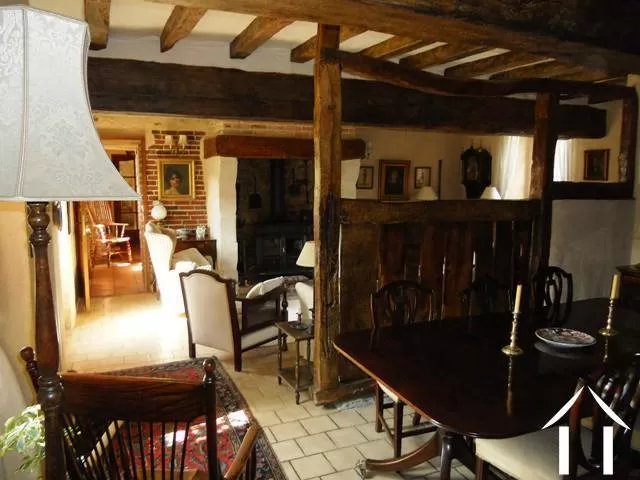 Le salon/salle à manger a une grande cheminée, des murs en pierres apparentes, des poutres de chêne et beaucoup d'éléments. Cette pièce (plus de 40m2) possède également un escalier qui donne accès au premier niveau. Il y a des WC au rez de chaussée et séparément, une chambre à coucher double (avec salle de bains attenante).   