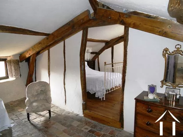 La chambre à coucher principale a son propre salon. Au delà de la chambre à coucher, il y a un grand grenier qui ferait une autre chambre à coucher ou qui prolongerait la taille de la chambre à coucher actuelle.   