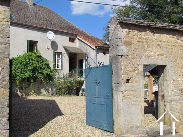 Portail d'entrée dans la cour privative et porte piéton