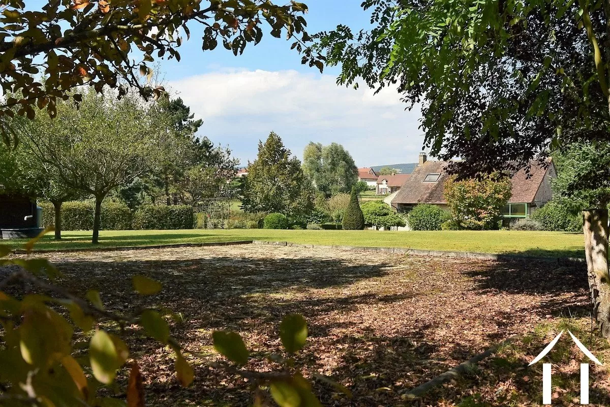 terrain de boules ombragé