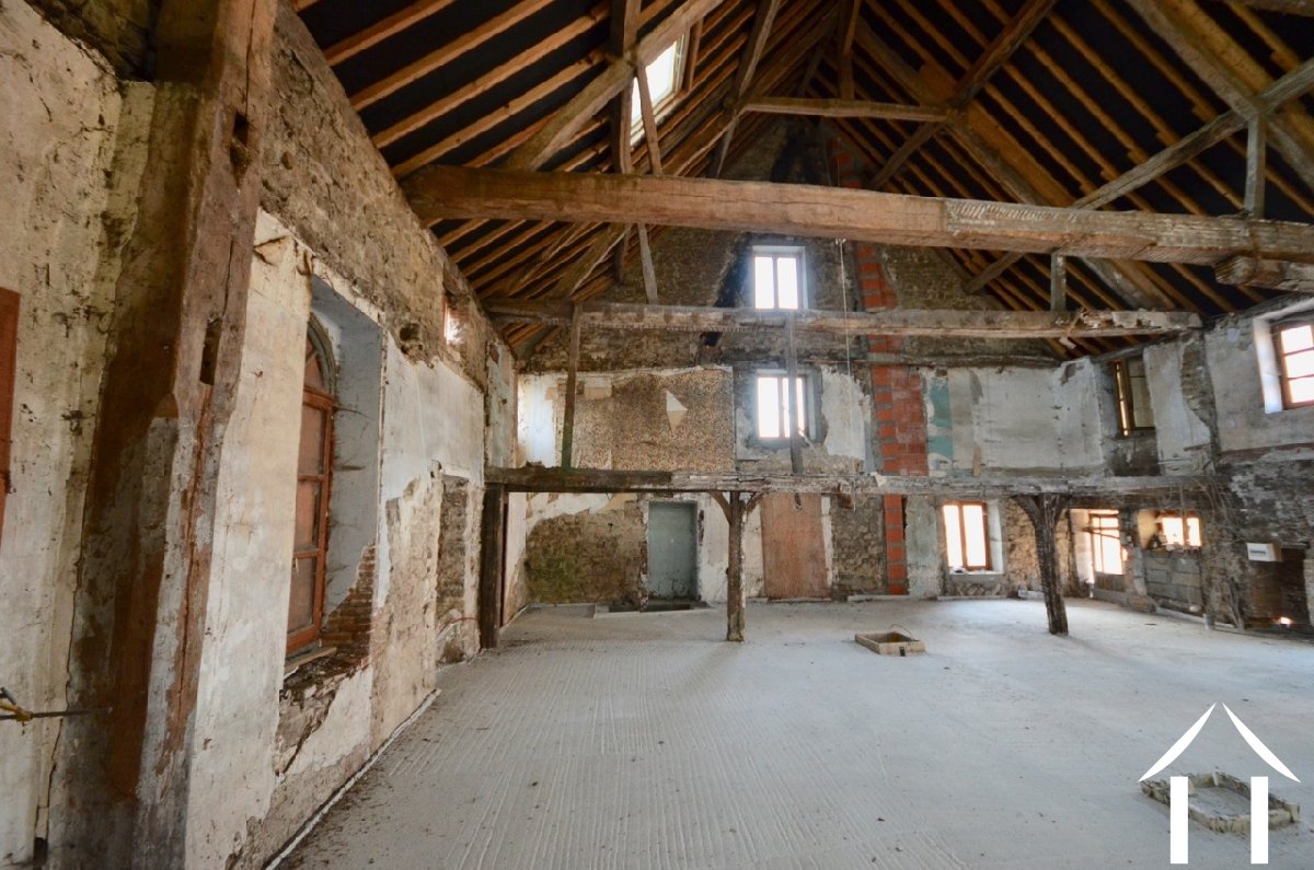 sol en béton, avec électricité et assainissement en attente d'être connecté