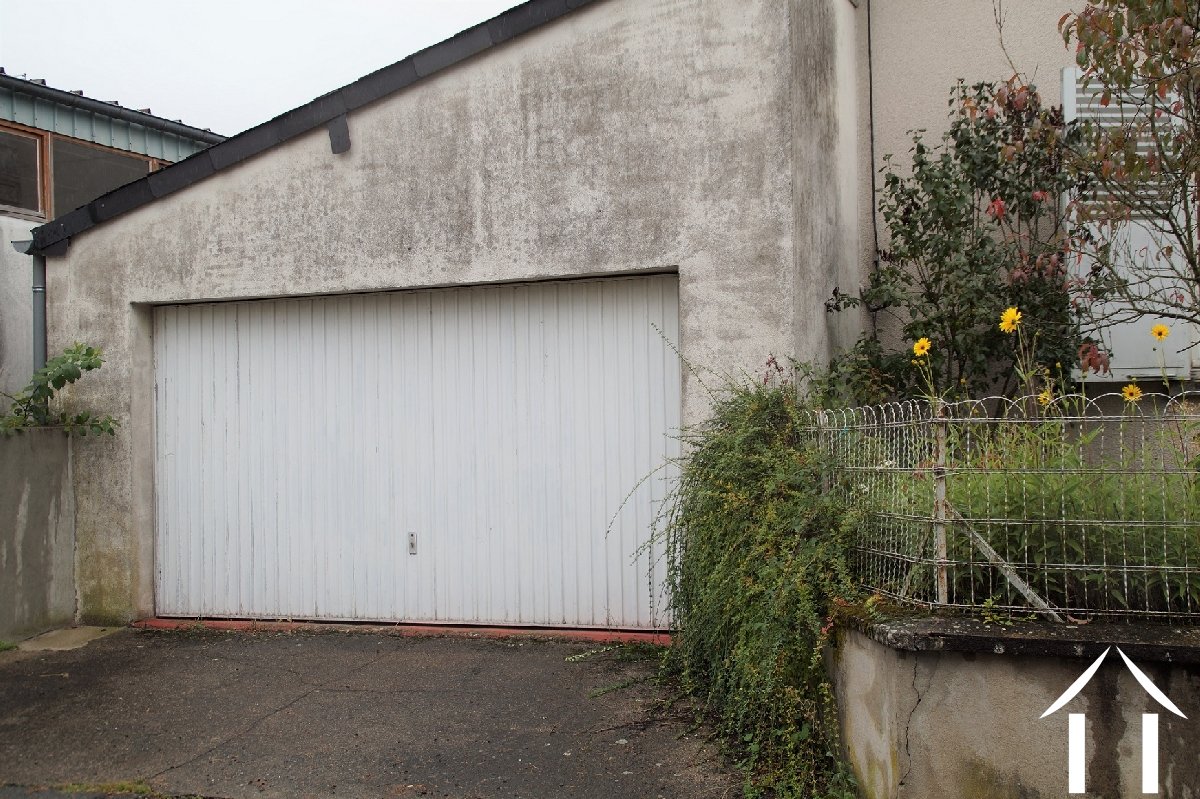 Grand garage à côté de la maison