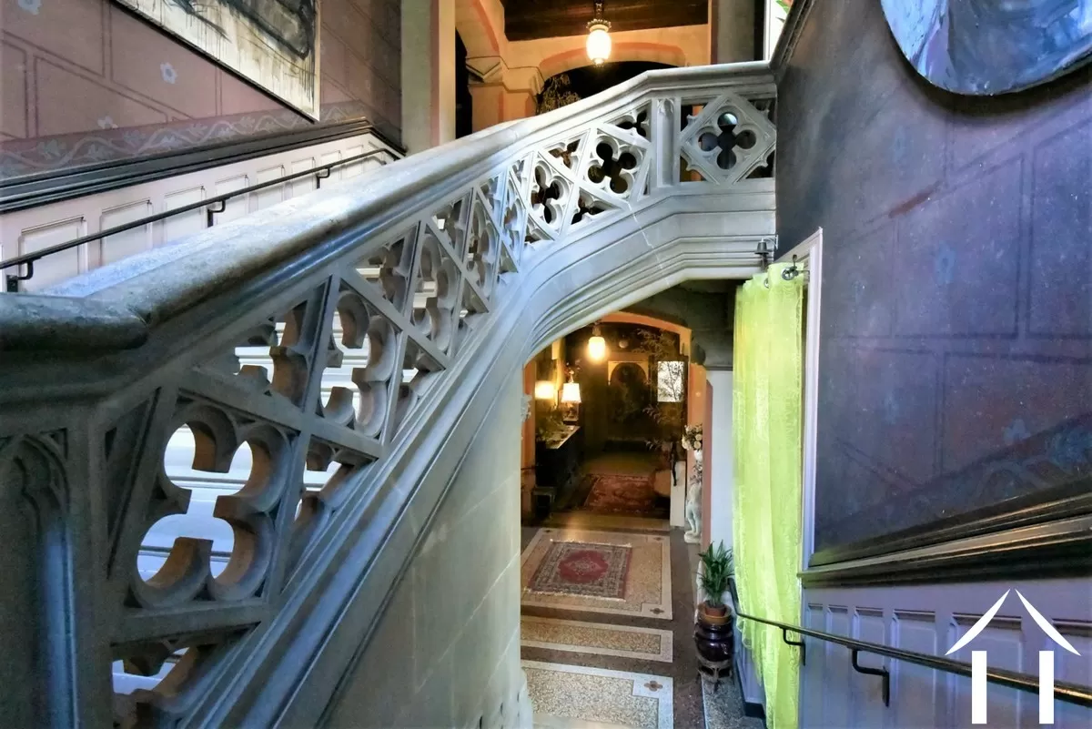 grand escalier, en pierre menant au premier
