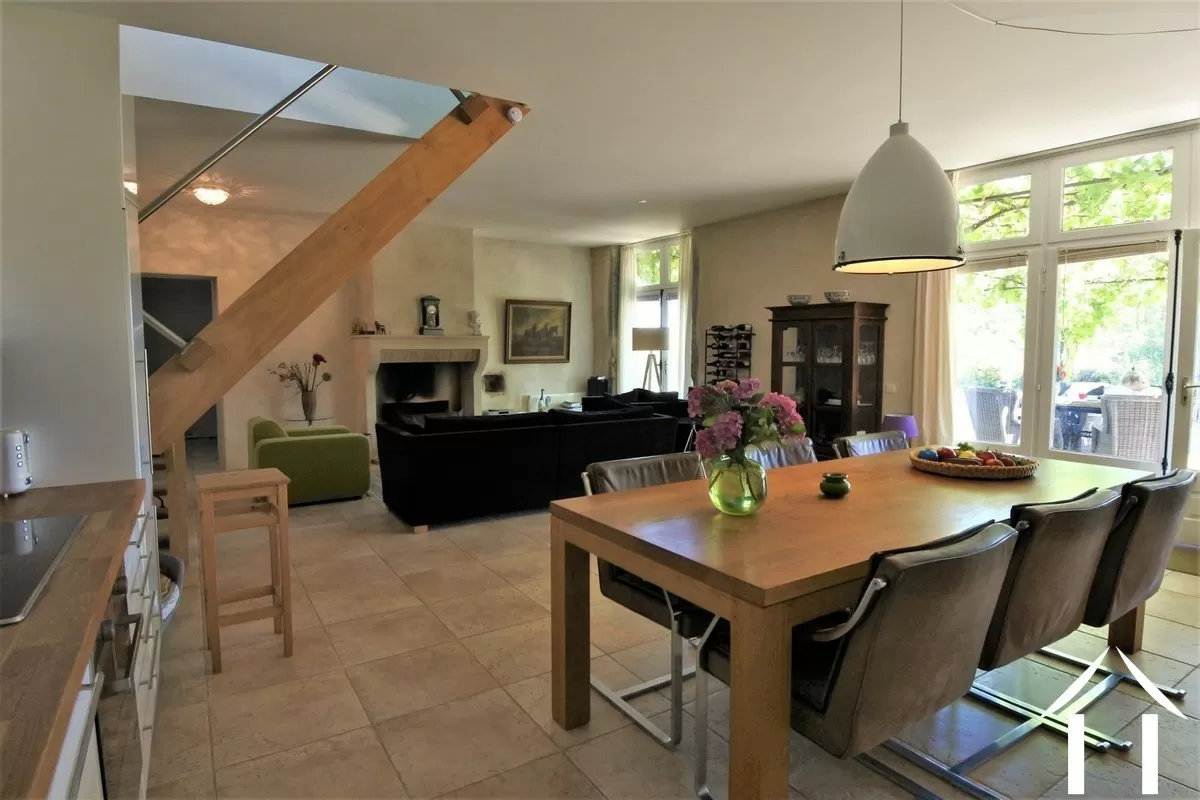 grand salon et cuisine salle à manger avec porte-fenêtres