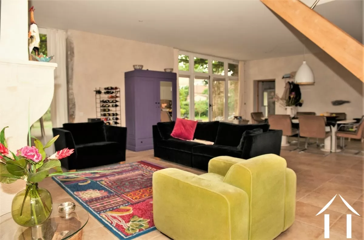 salon spacieux avec chauffage au sol