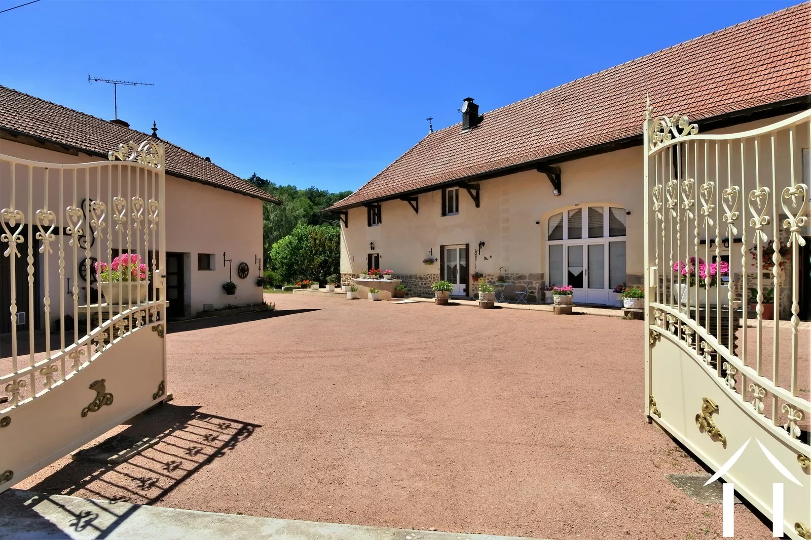 Complex avec gîtes à vendre cluny, bourgogne, JP5150S Image - 1