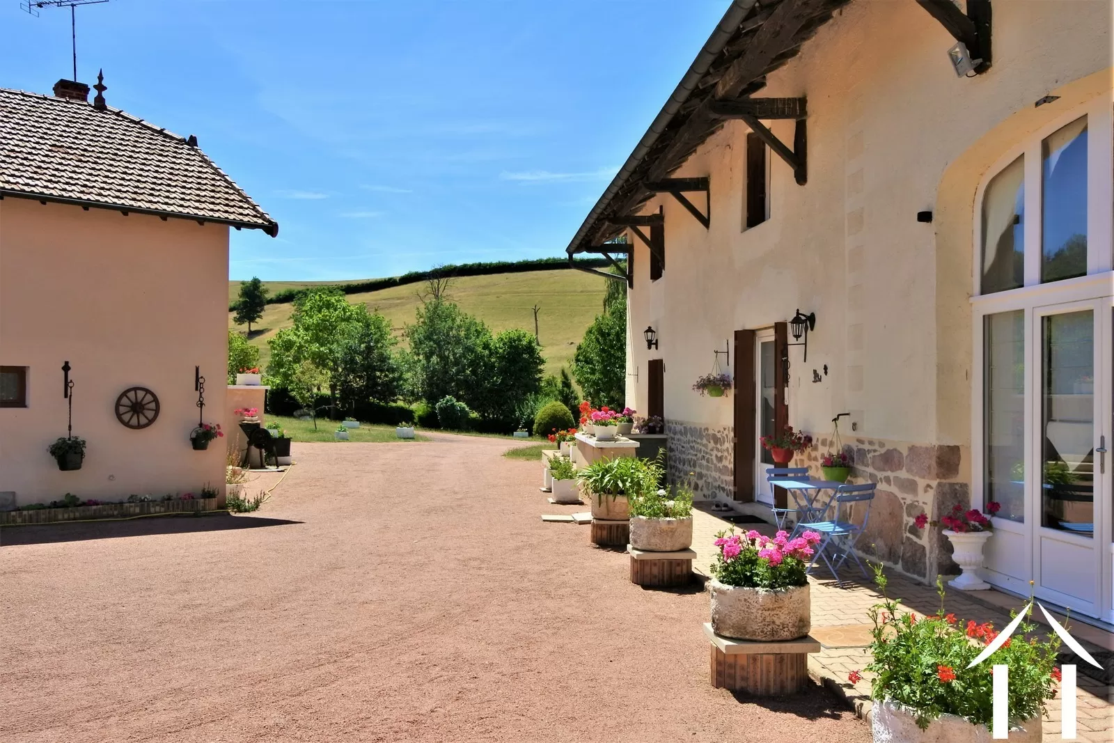 Complex avec gîtes à vendre cluny, bourgogne, JP5150S Image - 3