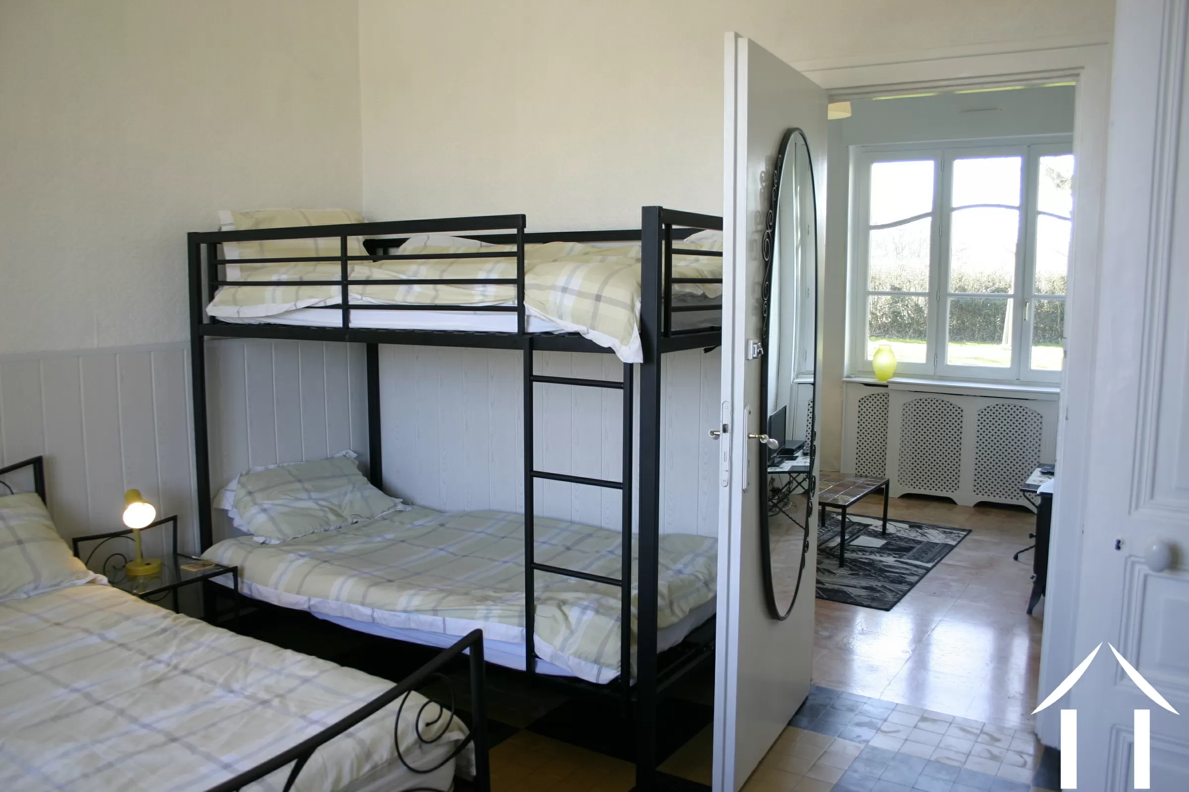 Chambre et salle de séjour du gîte