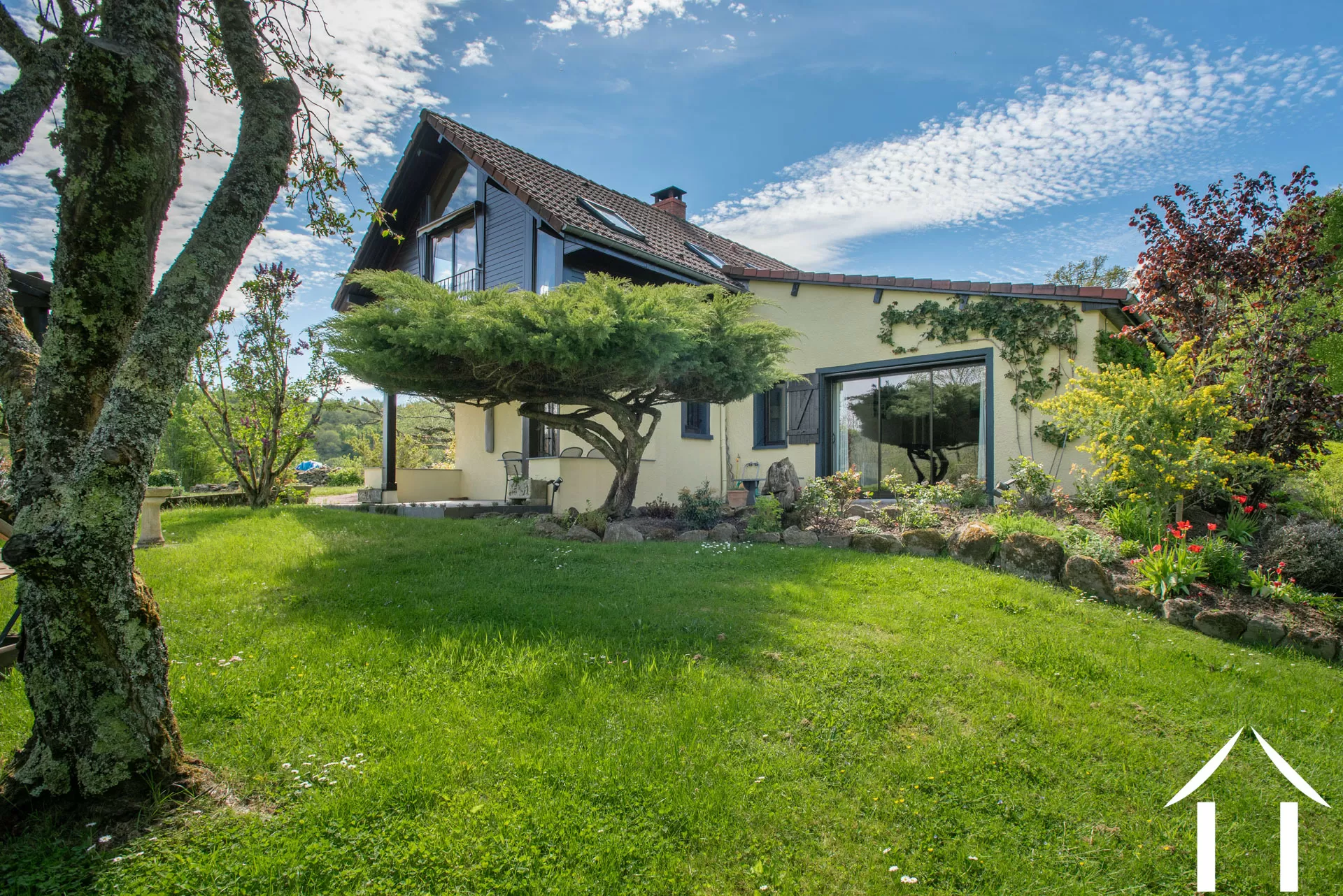 Jardin et parc arborés et fleuris, calme de la nature