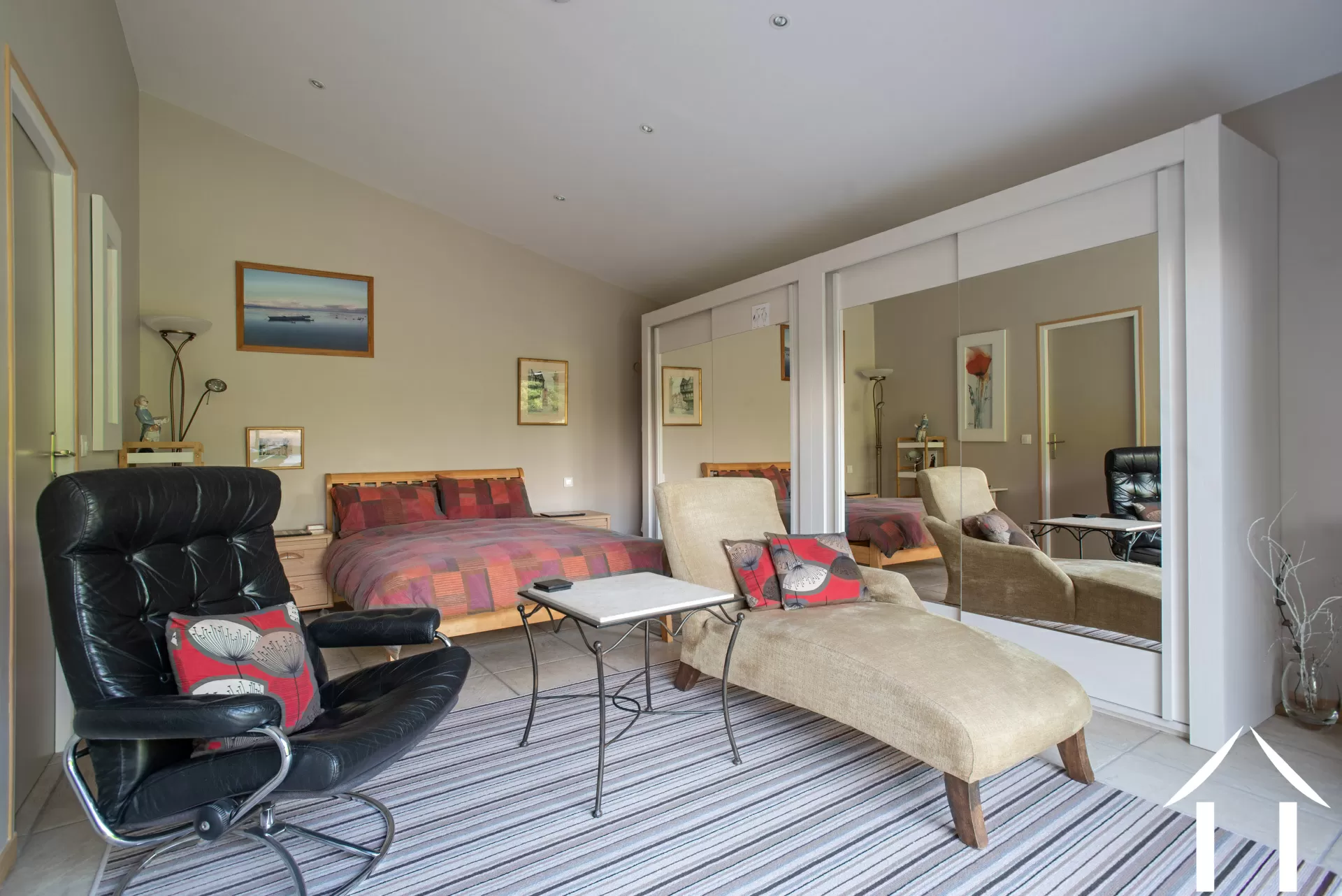 Au rez-de-chaussée, chambre principale avec sa salle de bains