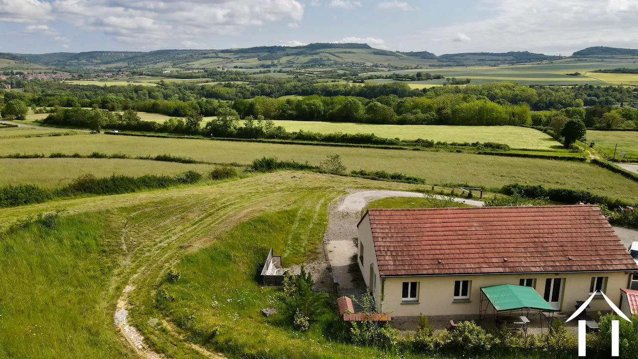 vue aérienne derrière la maison vers la vue de la vallée