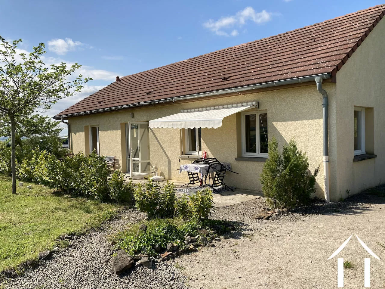 terrasse de la maison avec auvent