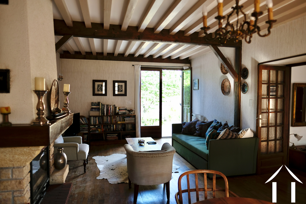 Salon avec portes-fenêtres vers la terrasse