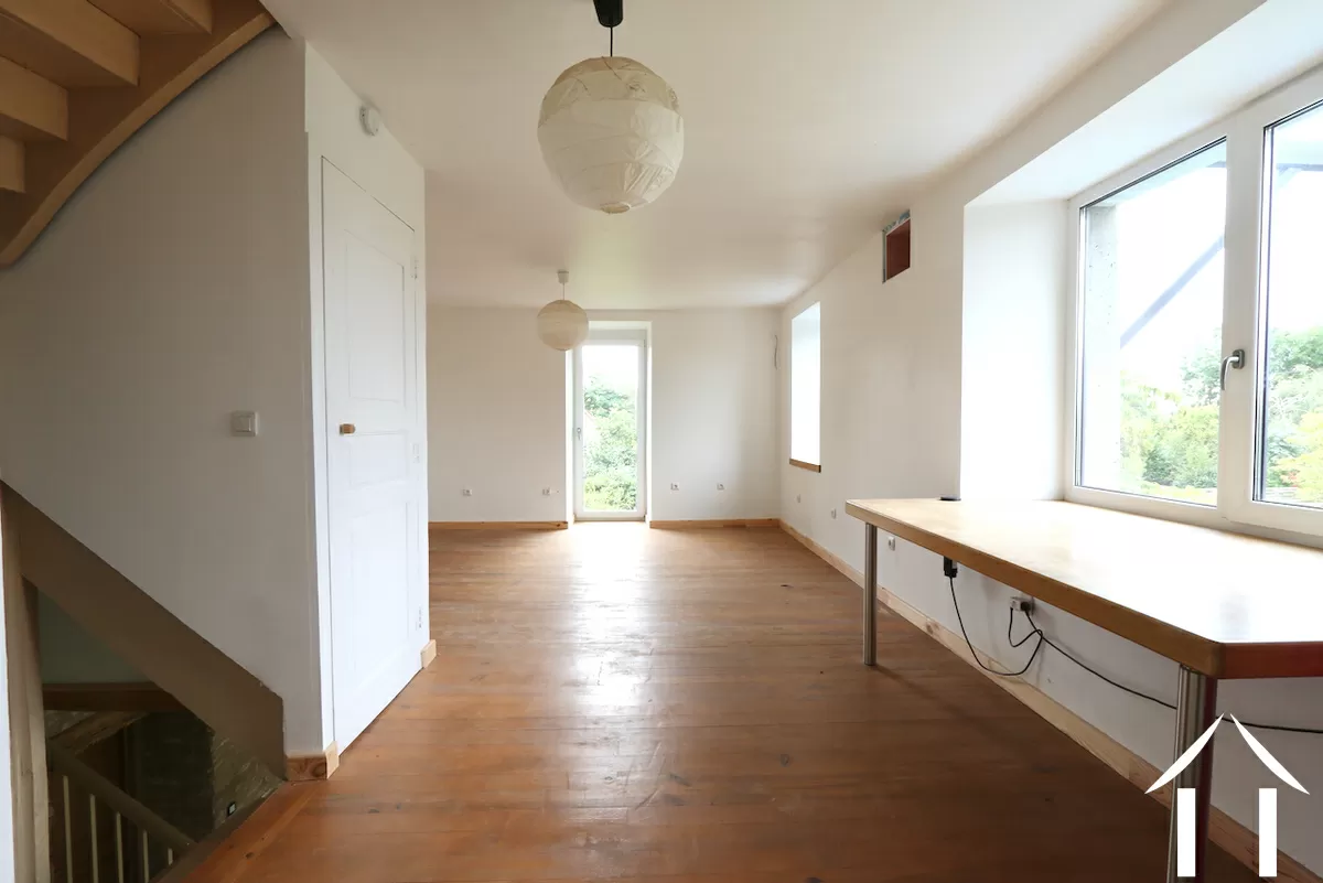Grande pièce au niveau 1 - vue de la chambre