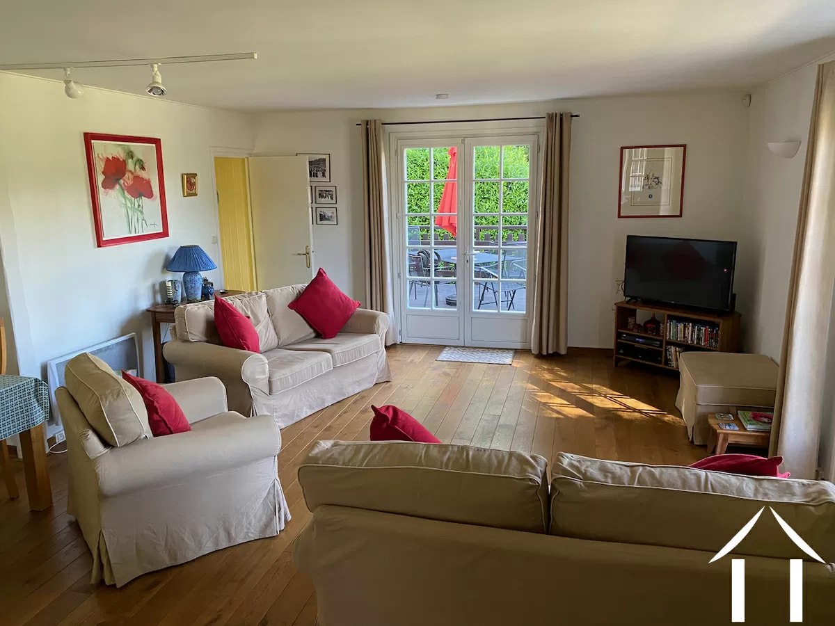 Salon et portes-fenêtres vers la terrasse