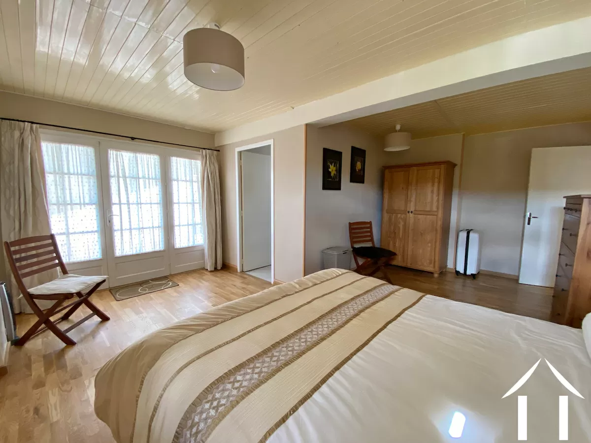 Chambre principale avec porte-fenêtre vers la plateforme d'arrivée, vue 1