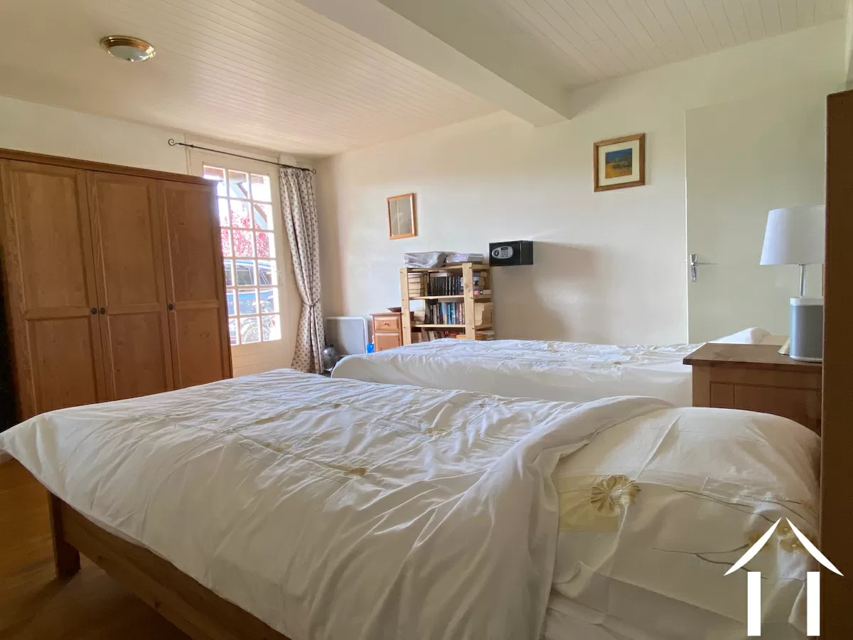 Chambre 2 avec porte-fenêtre sur la plateforme d'arrivée