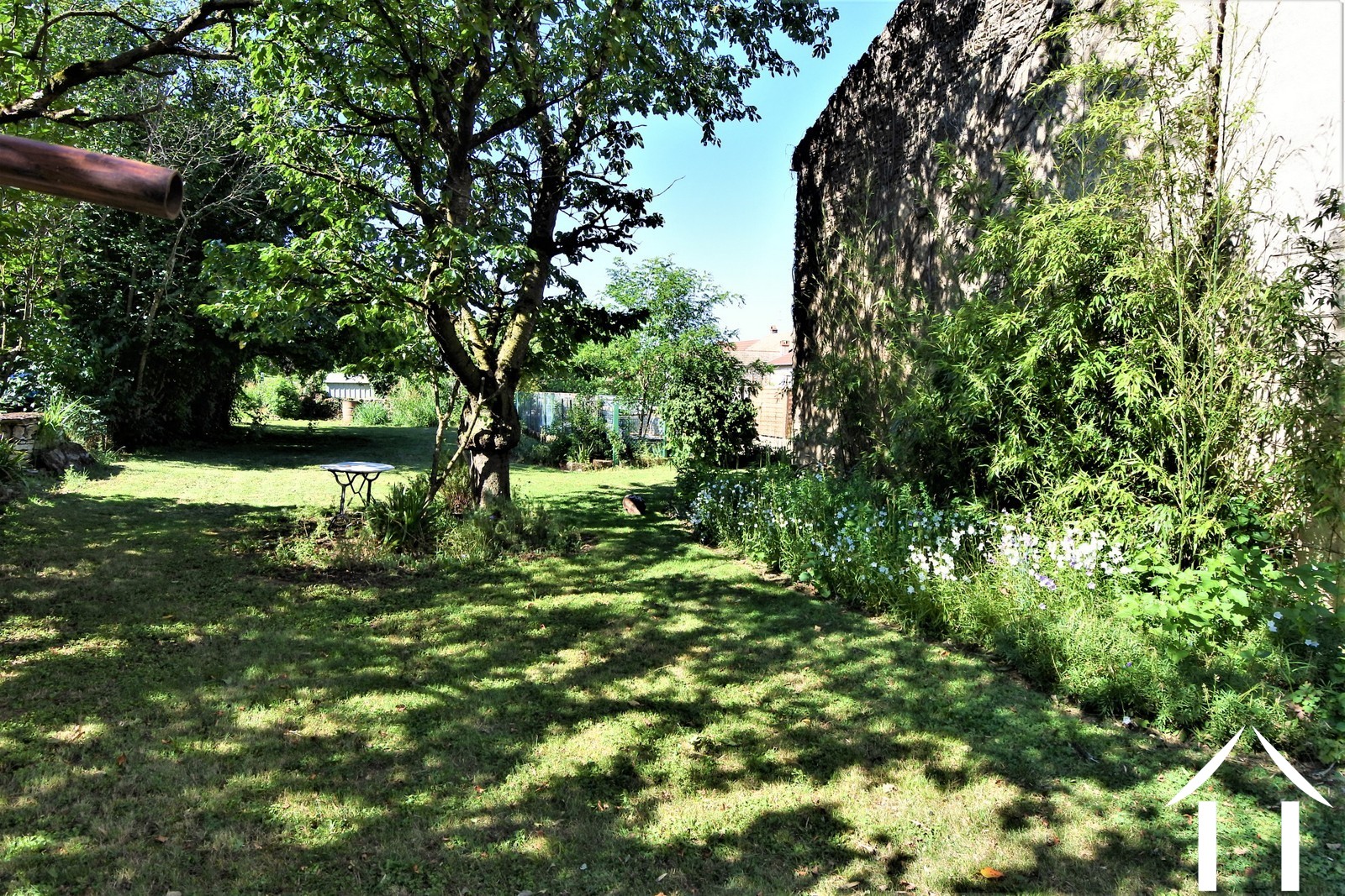 jardin à coté de la maison