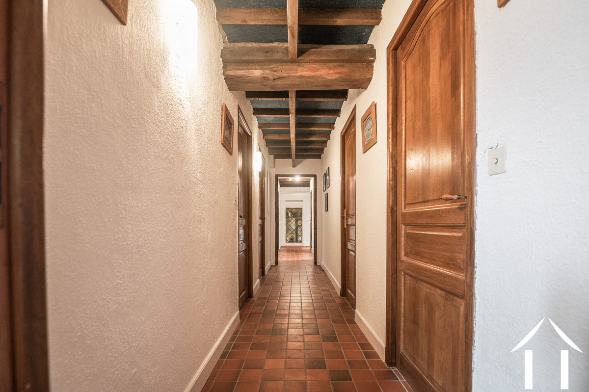 Le couloir du 1er étage. Le vitrail du fond est au-dessus de la salle à manger