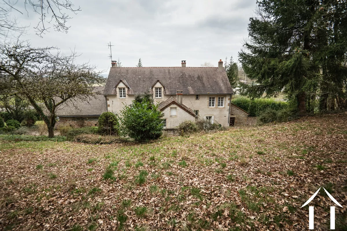 Façade arrière vue depuis l'orée du bois