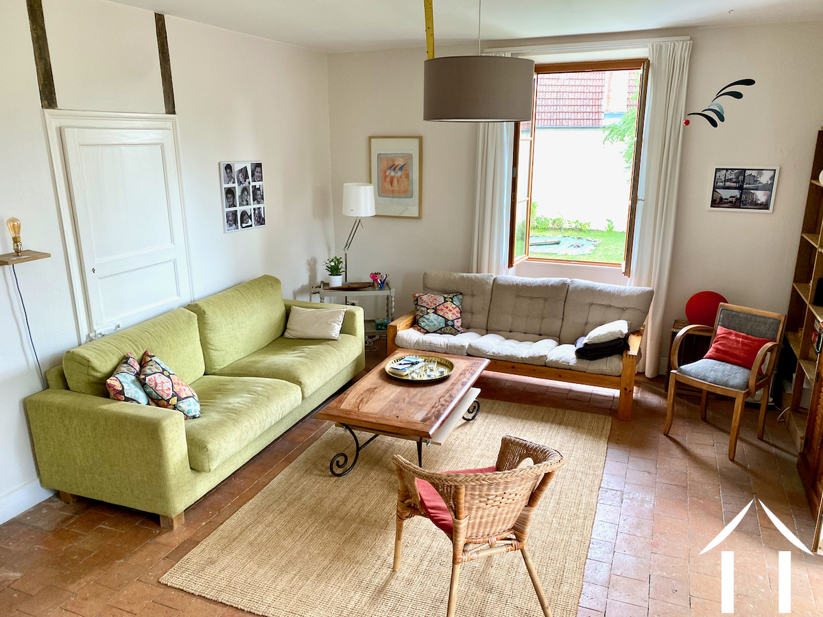 En entrant, le salon-séjour, vue 1