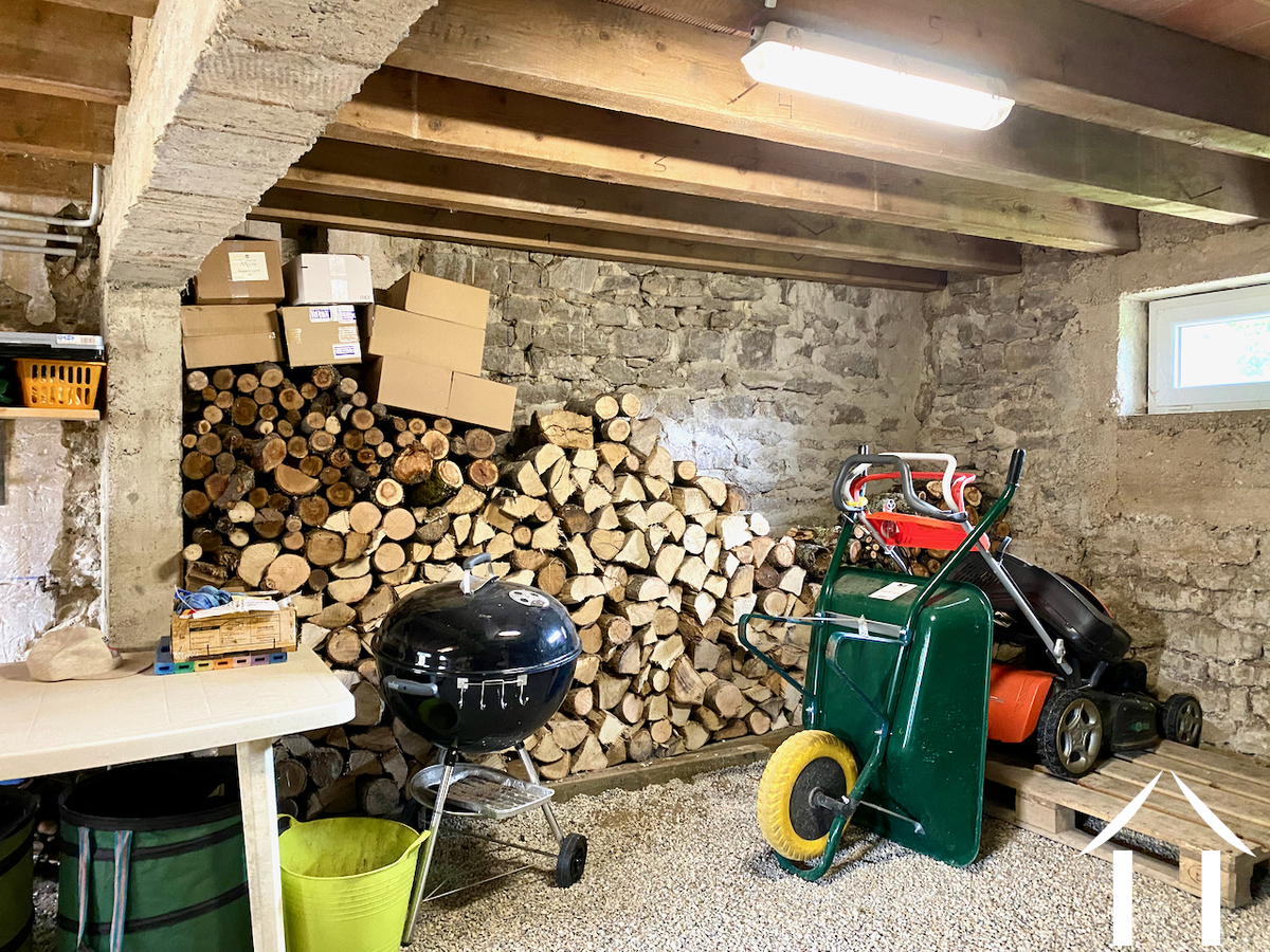 Dans le garage, le coin bûcher