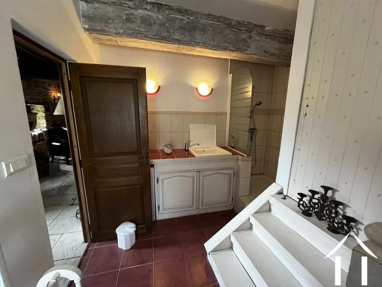 Salle d'eau avec WC près de la chambre principale