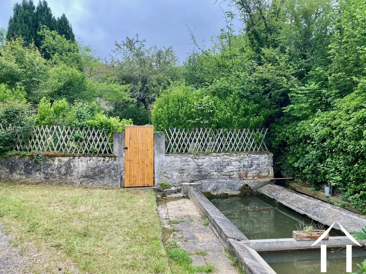 Le jardin et l'ancien lavoir