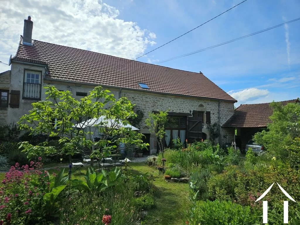 Front garden to house facade