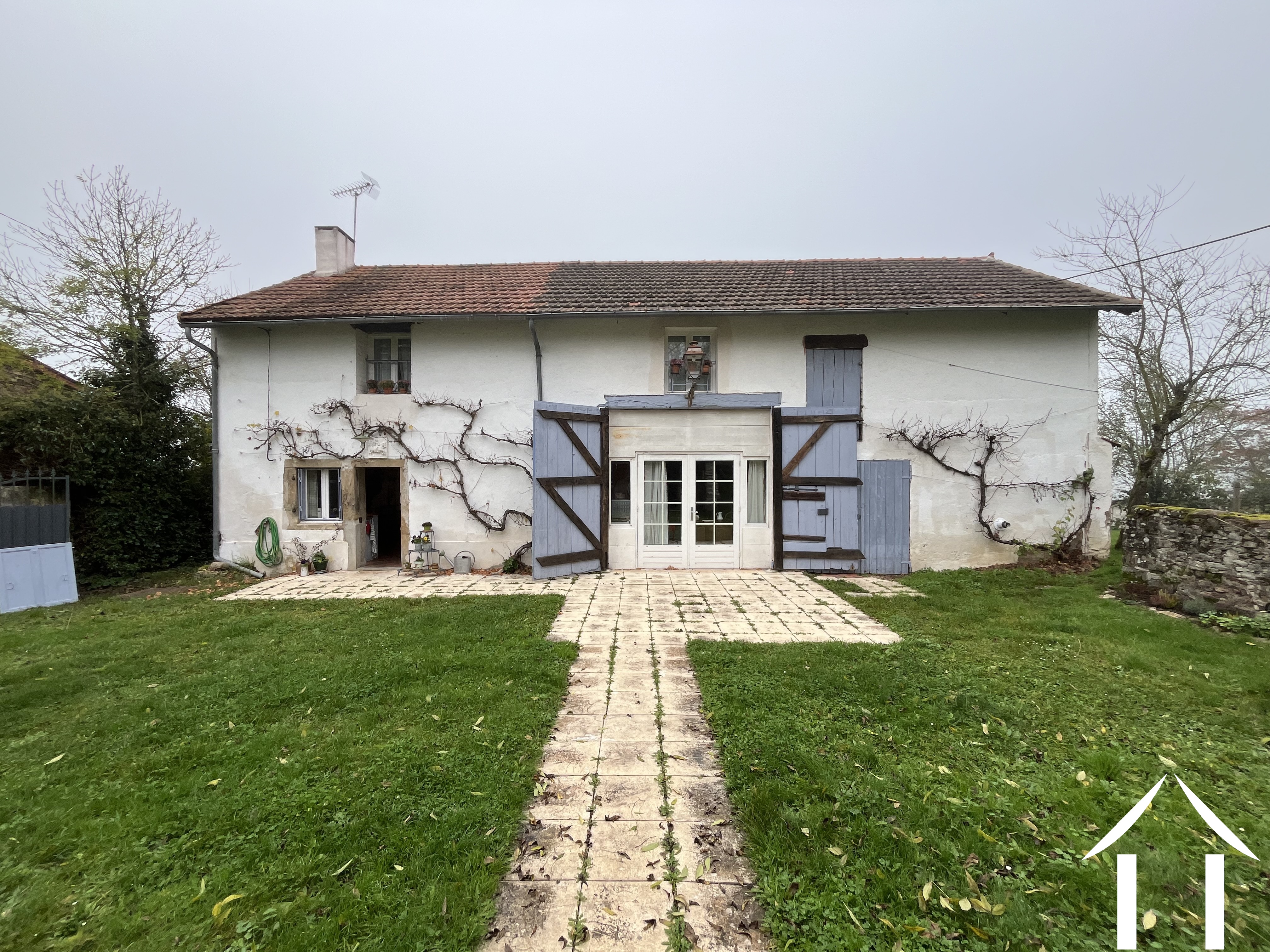 sur le côté droit de la maison, entrée de la grange/atelier