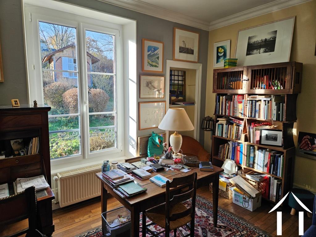 Aujourd'hui, cette pièce est un bureau avec vue.