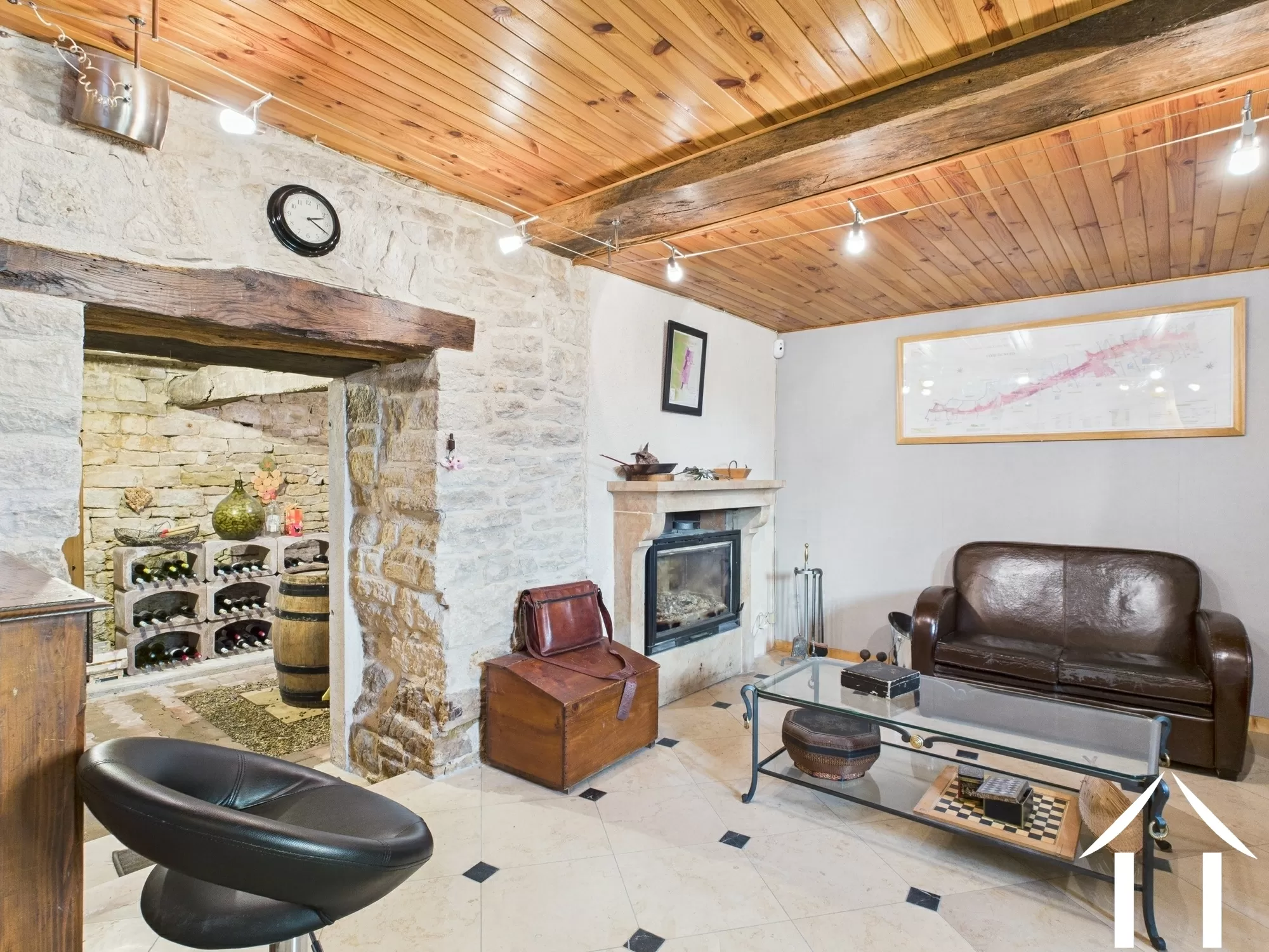 Salon au sous-sol avec vue sur la cave à vin