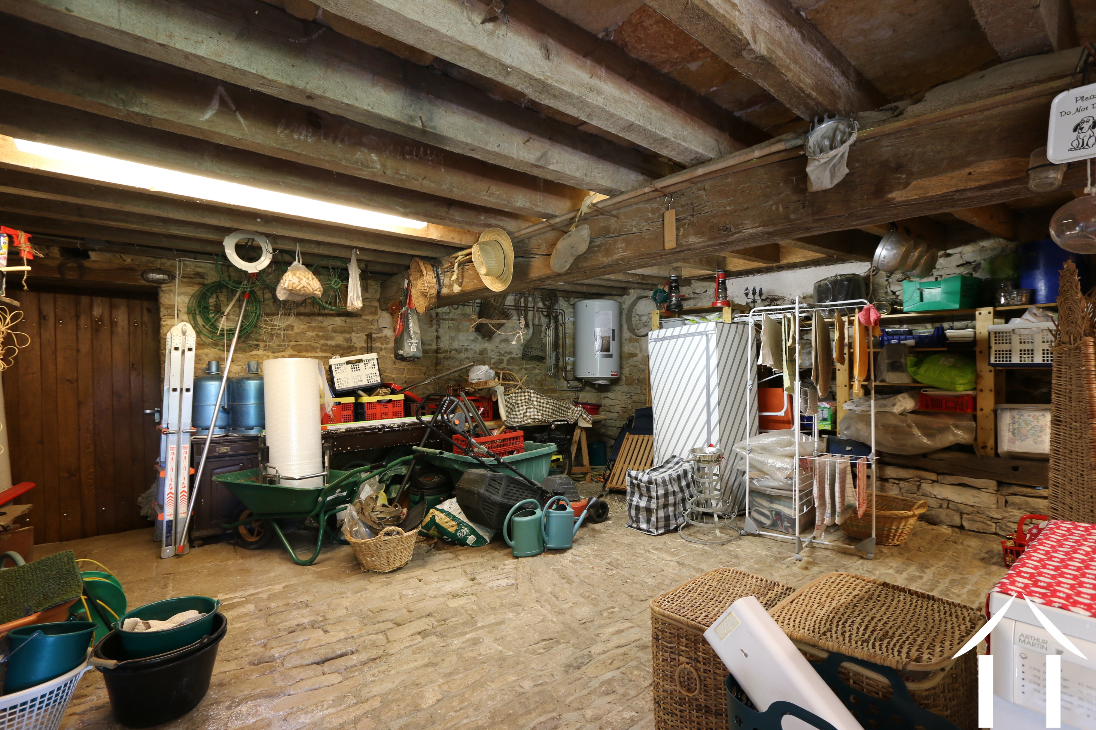 Au rez-de-chaussée: buanderie, cellier et WC