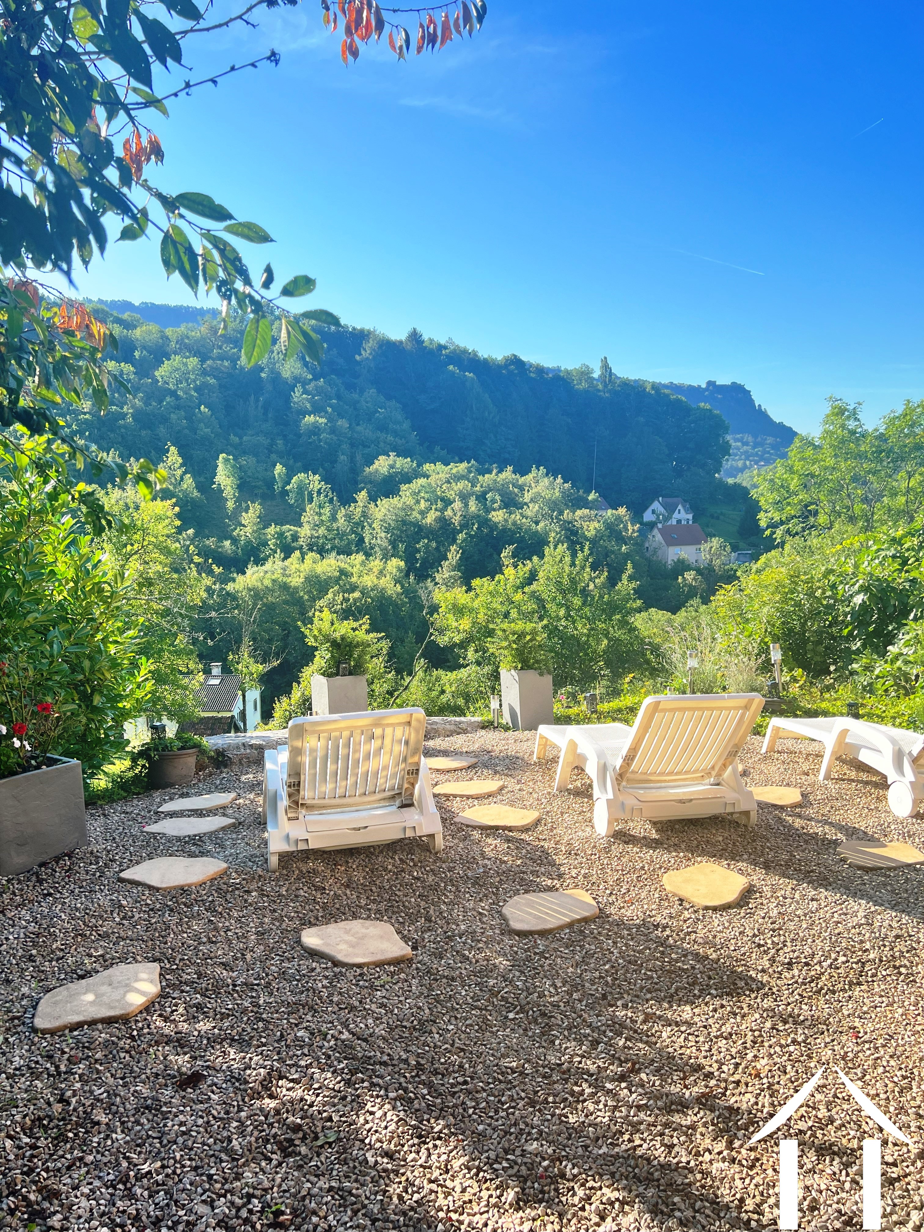 Vue du jardin sur les collines