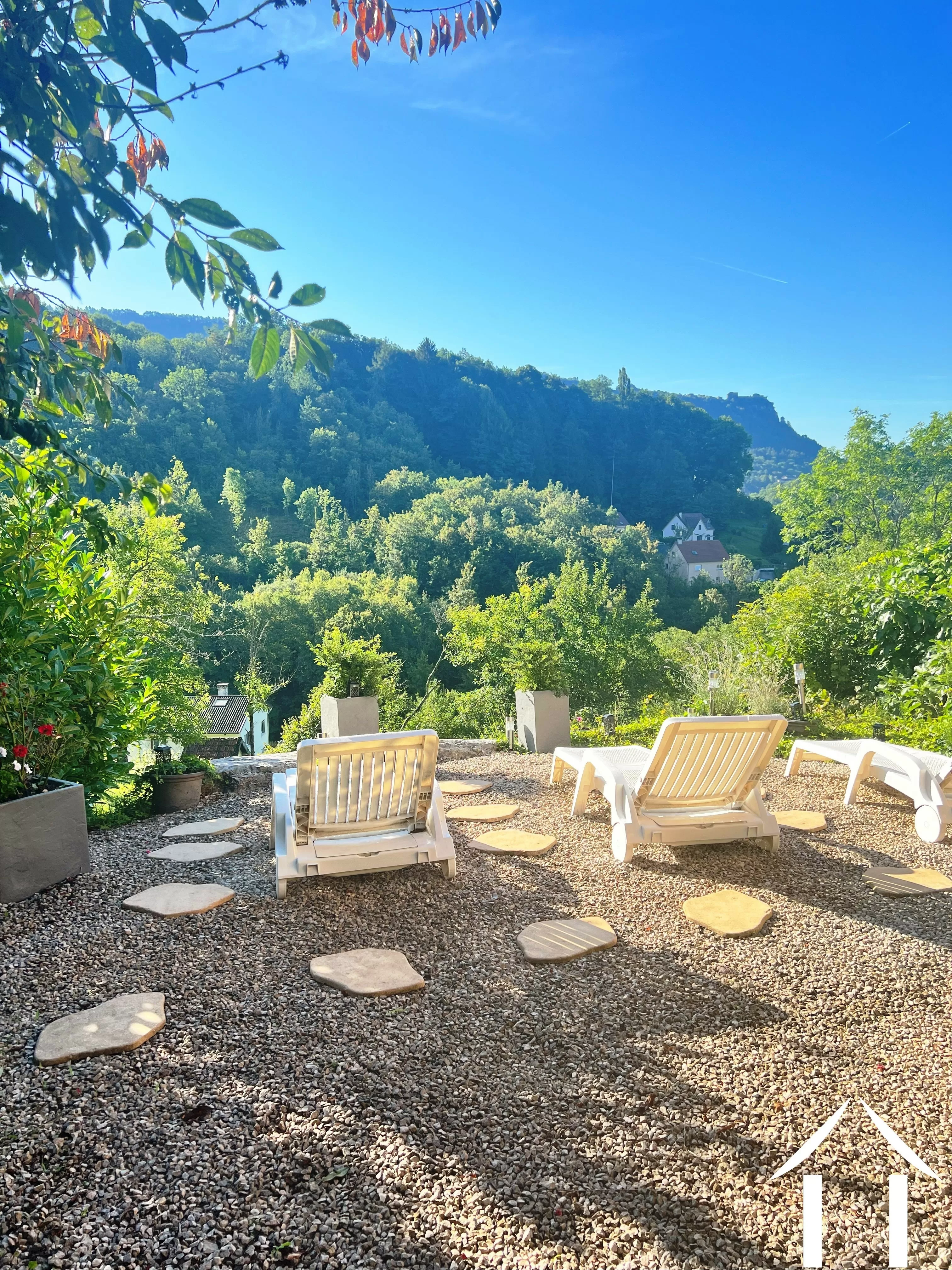 Vue du jardin sur les collines