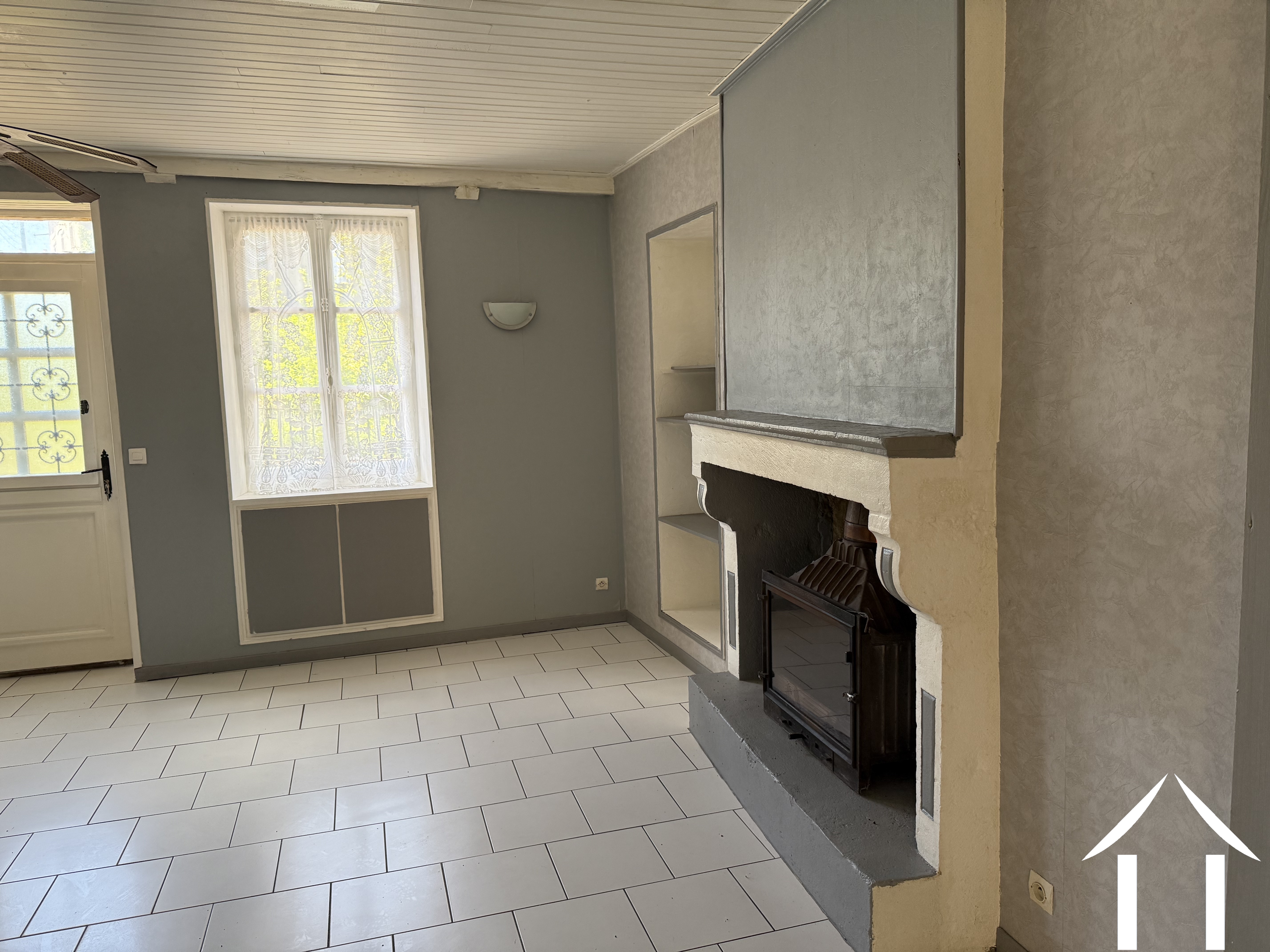 Cheminée dans le salon avant