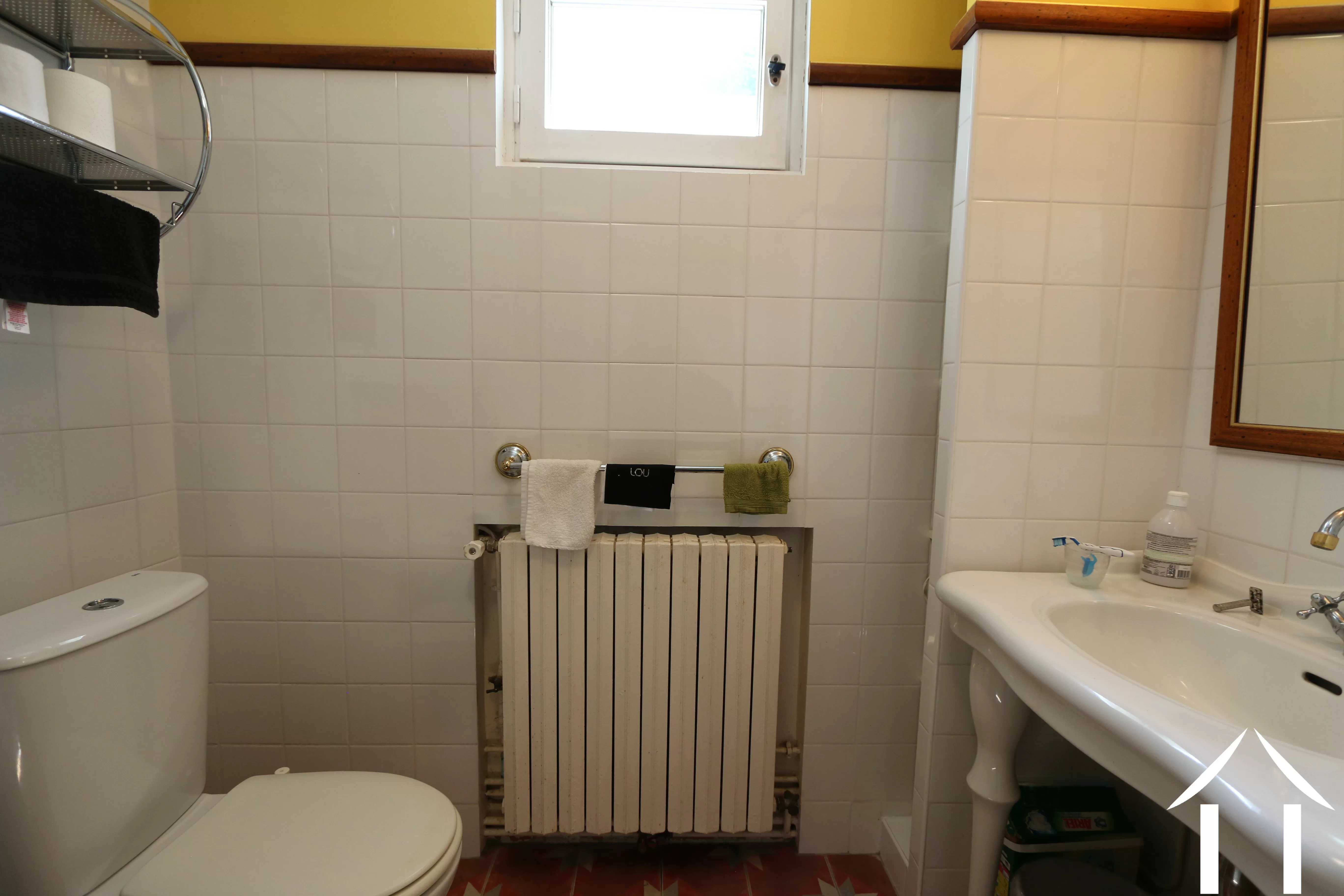 Maison 2 : salle de douche avec toilettes et chaudière