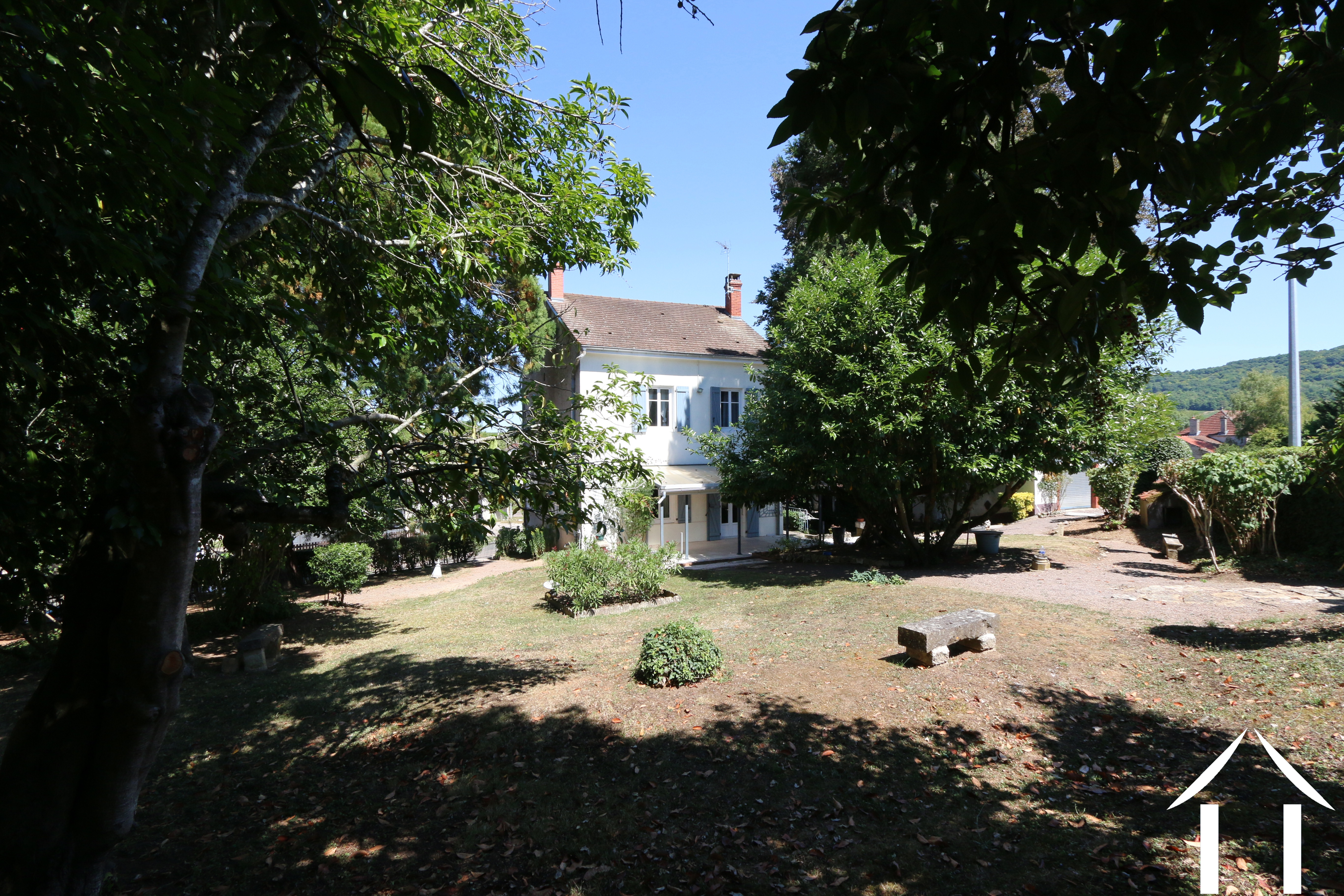 Maison vue du haut du jardin