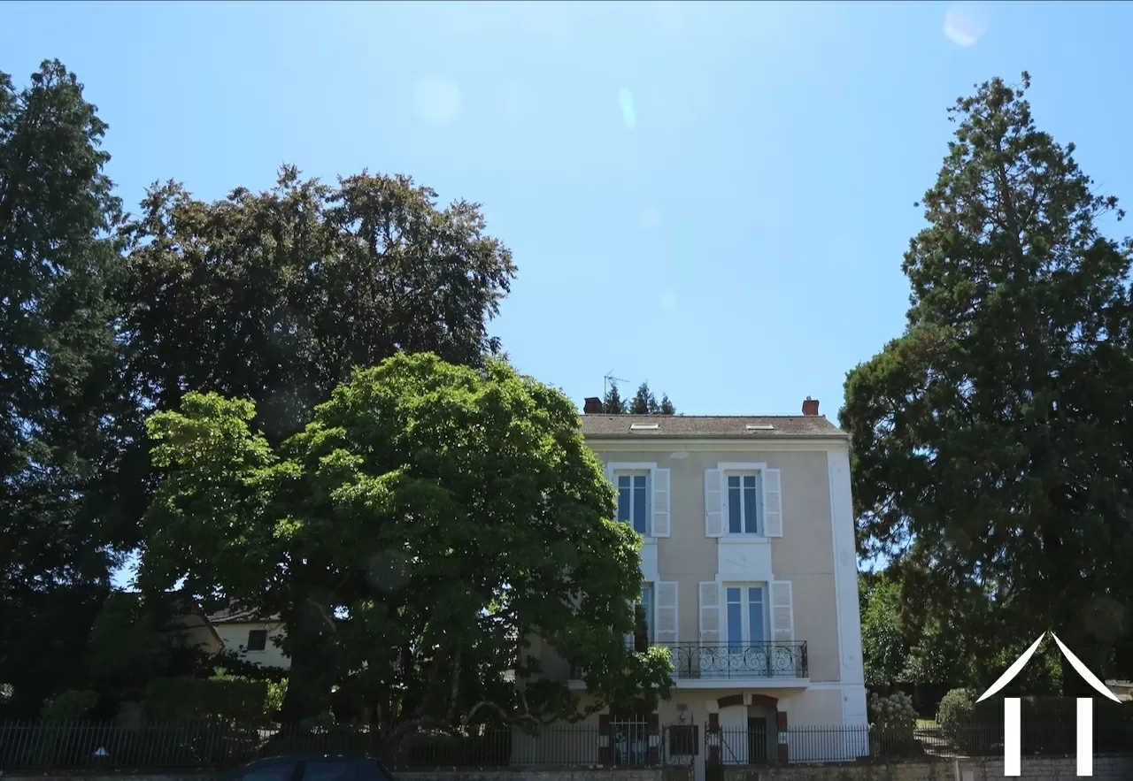 Vue de la maison avec de magnifiques arbres, vue depuis la rue