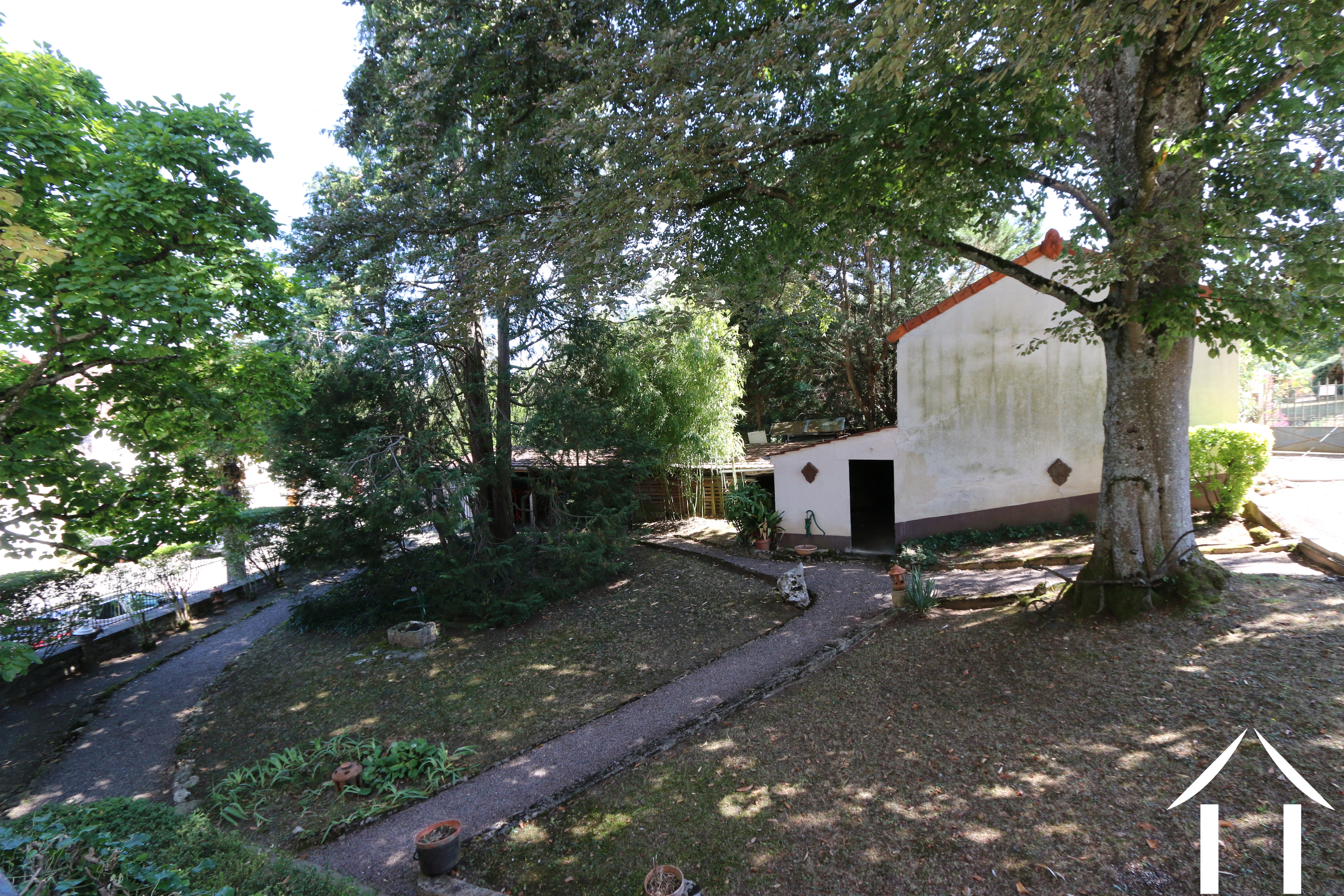 Vue du garage et de l'atelier