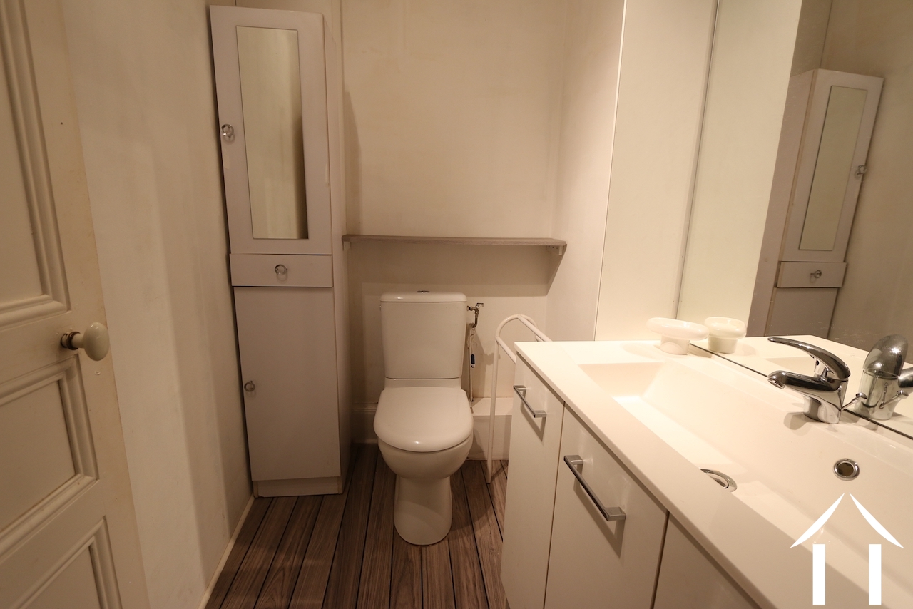 Toilettes et lavabo à l'étage