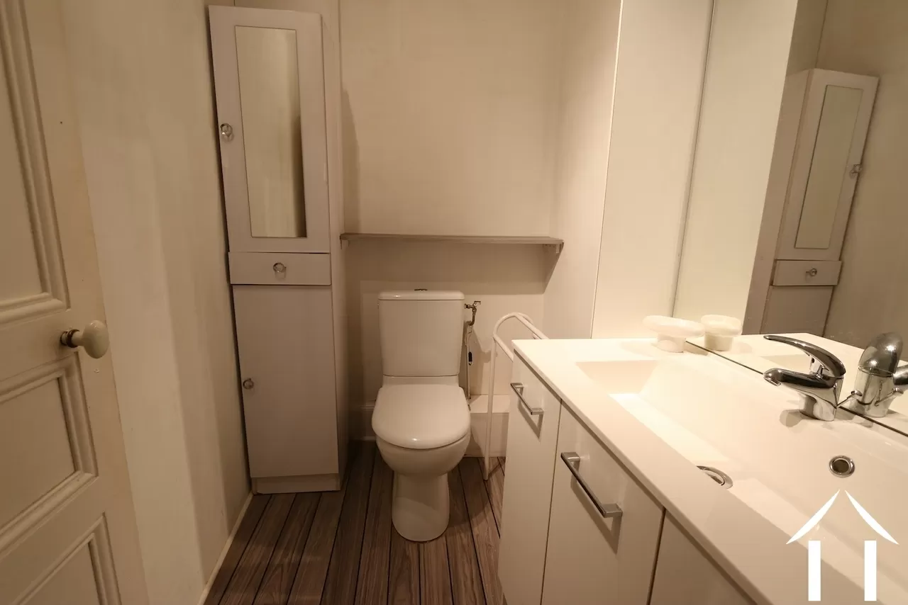 Toilettes et lavabo à l'étage